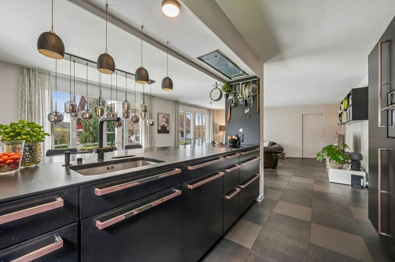 Offene Küche mit Blick ins Wohn- uns Esszimmer