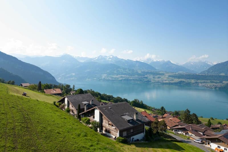 Idyllische See- und Bergsicht