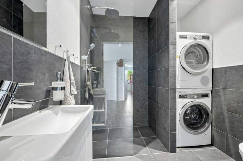 Badezimmer mit Dusche und Waschturm