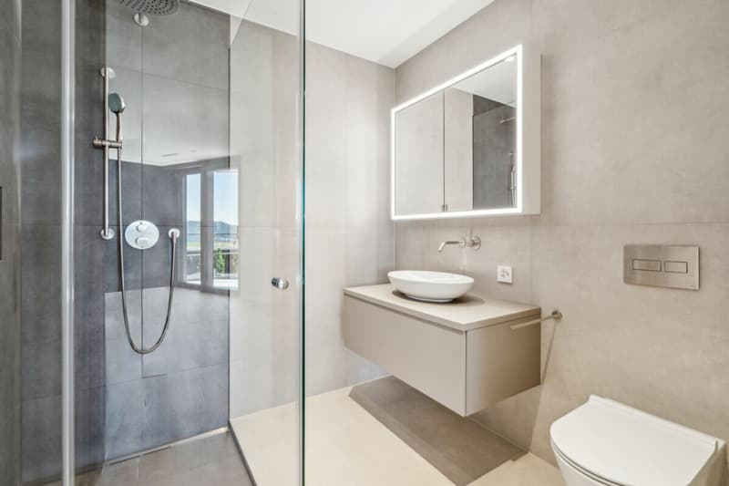 Hochwertige Nasszelle mit Walk-in-<br>Dusche