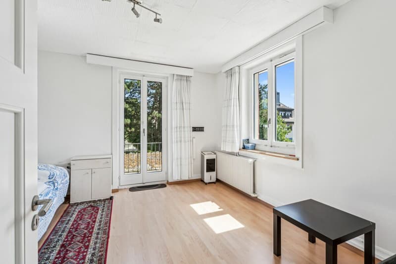 Helles Zimmer mit Balkonzugang