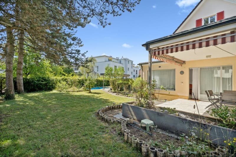 Sonniger Garten mit gedecktem Sitzplatz