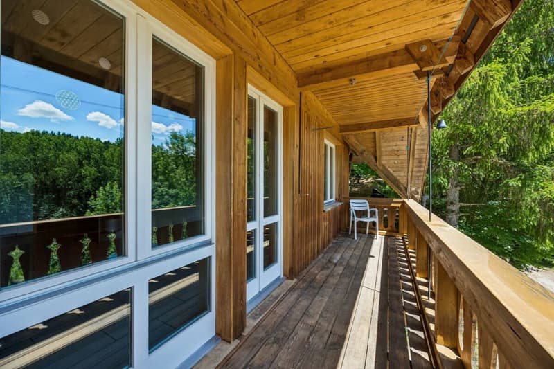 Gedeckter Balkon mit Sicht ins Grüne