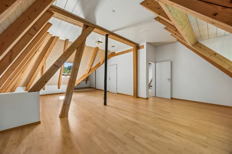 Dachgeschoss mit sichtbarer Holzkonstruktion
