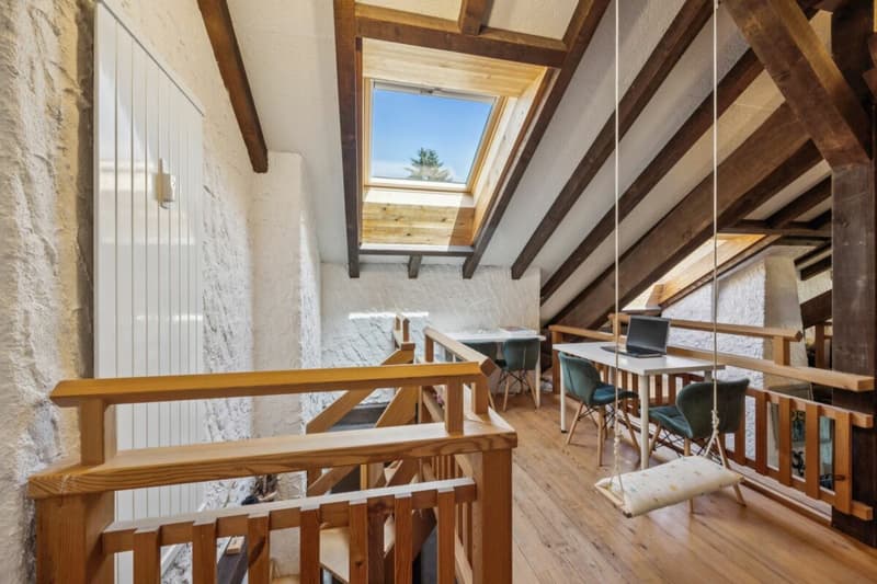 Galerie mit Arbeitsbereich