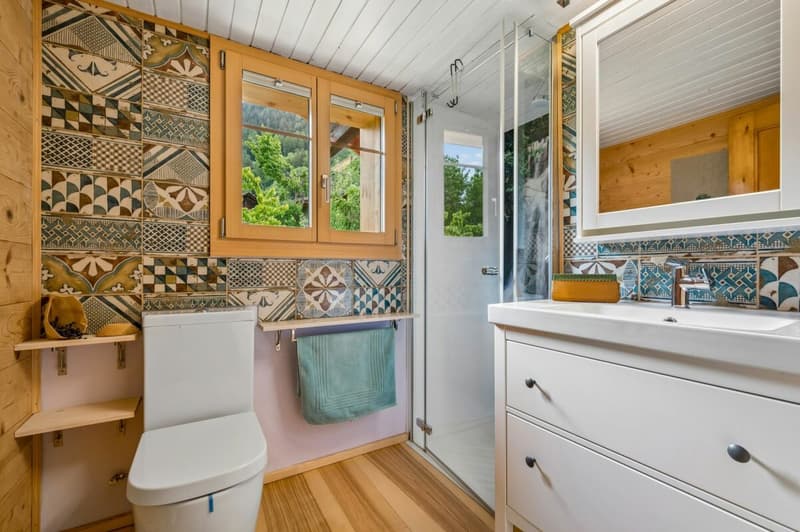 Badezimmer mit Dusche im Dachgeschoss