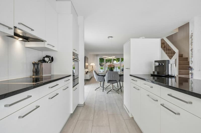 Moderne Küche mit viel Stauraum und Komfort