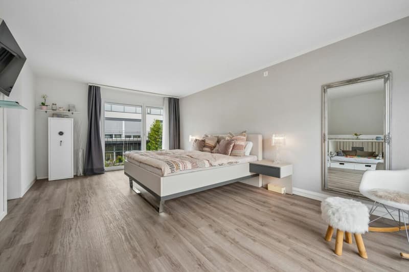 Lichtdurchflutetes Zimmer