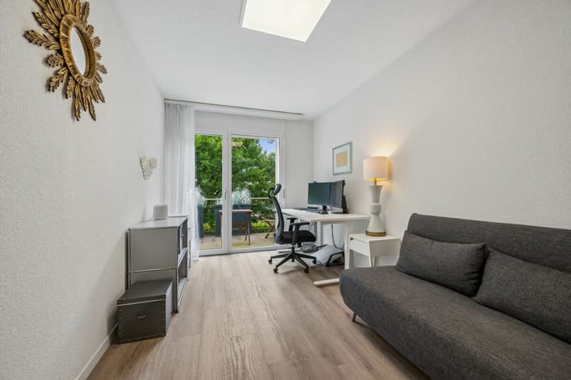 Helles Zimmer mit Balkonzugang