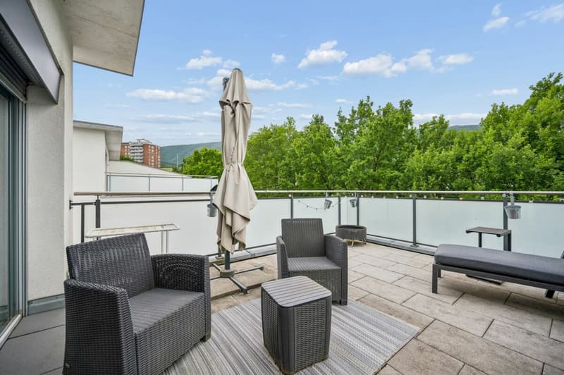 Grosszügige Terrasse mit Blick ins Grüne