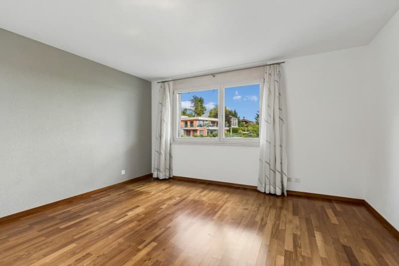 Helles Zimmer mit vielseitigen Nutzungsmöglichkeiten
