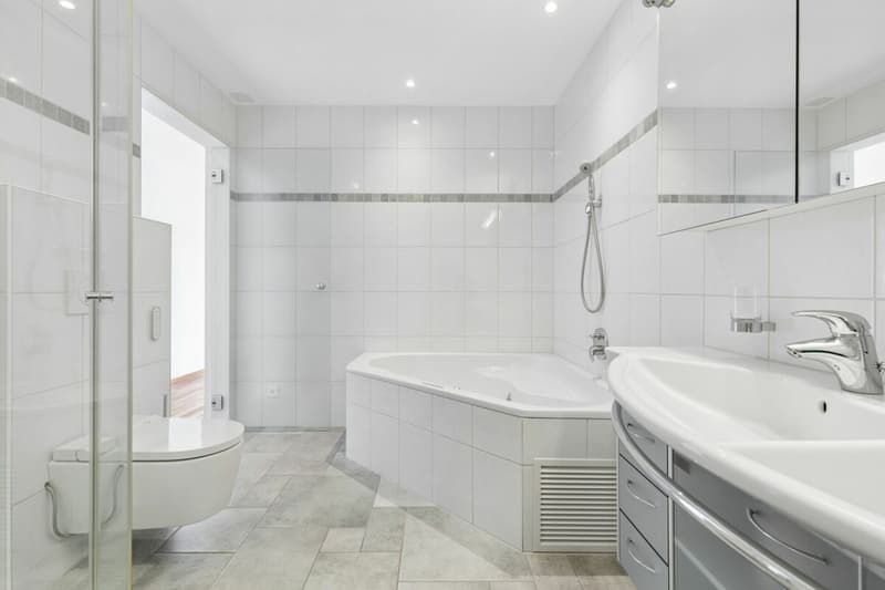 Modernes Badezimmer mit Badewanne und Dusche
