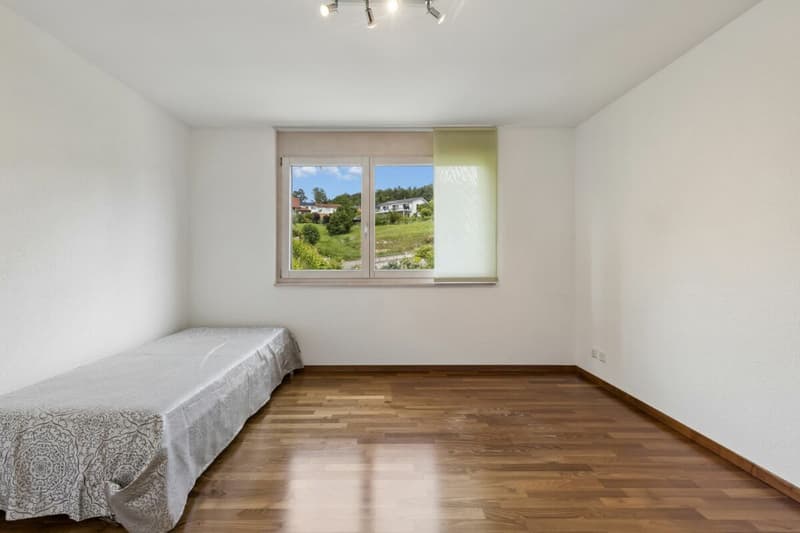 Helles Zimmer mit Blick ins Grüne