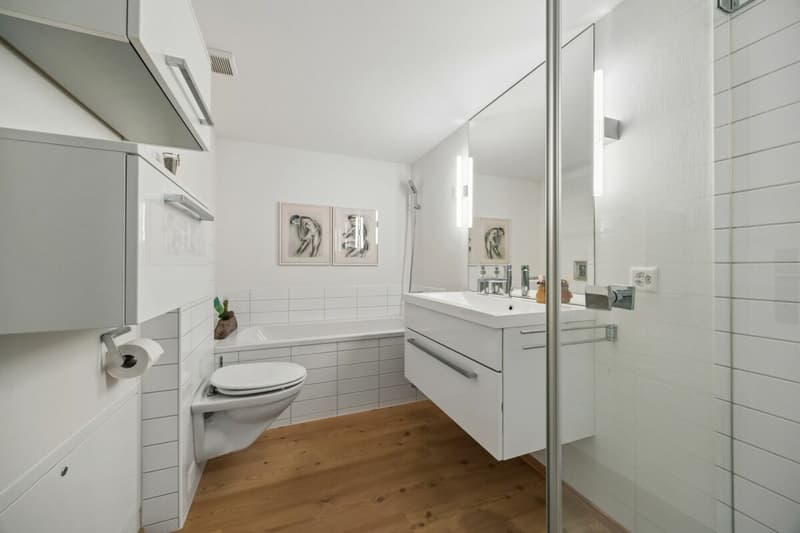 Badezimmer mit Badewanne und Dusche