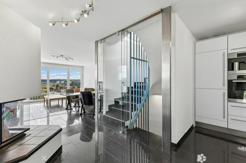 Heller Eingangsbereich mit Blick in den Wohnraum