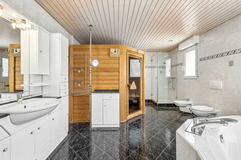 Badezimmer mit Badewanne, Dusche und Sauna