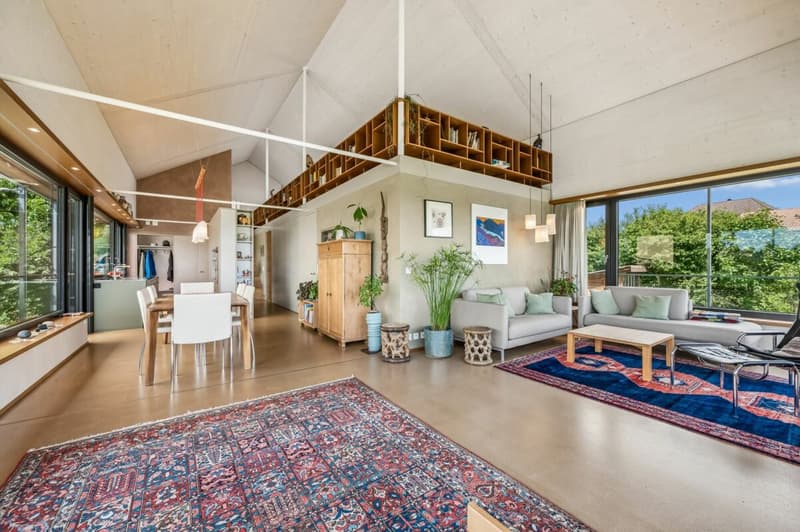 Offenes Wohn- und Esszimmer mit Blick in die Galerie