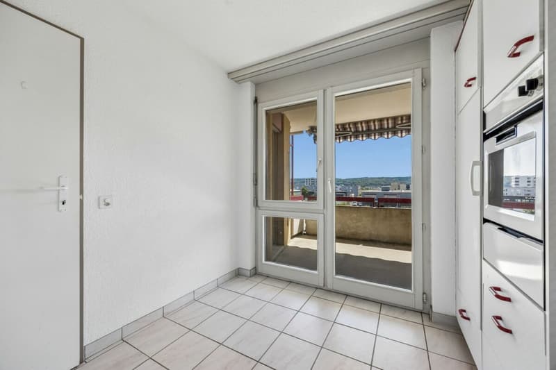 Küche mit Zugang zum Balkon