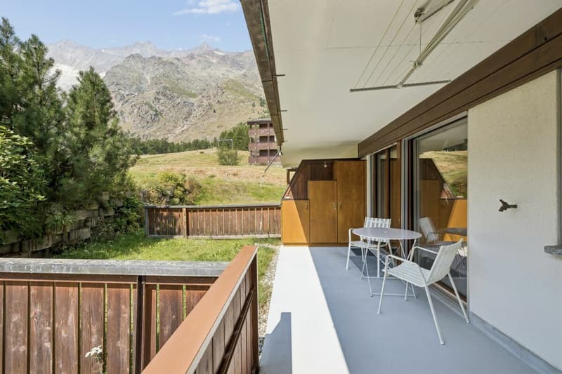 Terrasse mit Rasenfläche und idyllischer Bergsicht