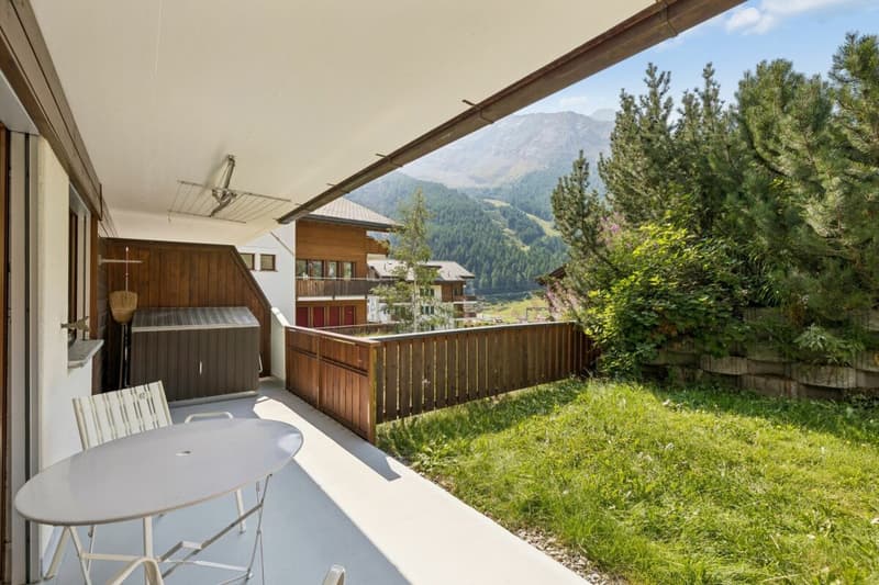 Terrasse mit Rasenfläche und idyllischer Bergsicht