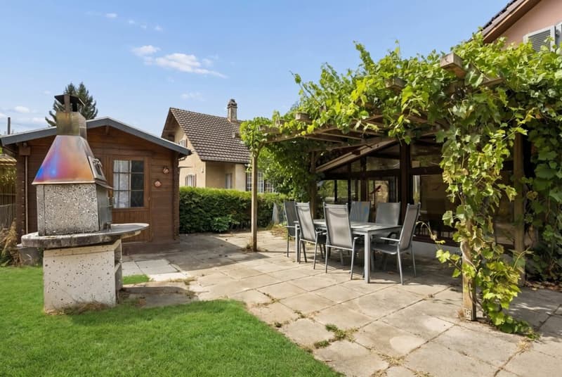 Gedeckte Gartenterrasse mit Cheminée