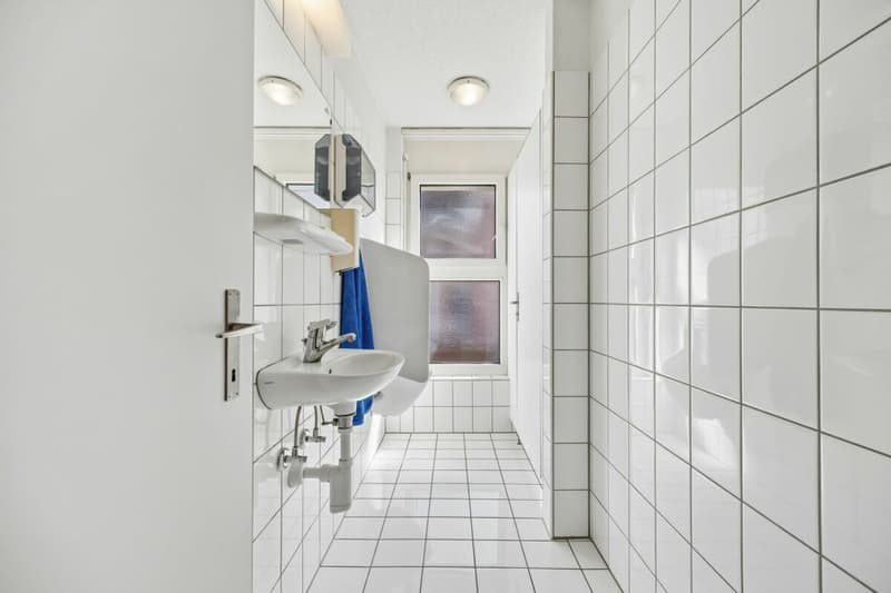 Nasszelle mit Toilette und Pissoir