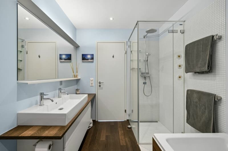 Badezimmer mit Dusche, Badewanne und Doppelwaschbecken