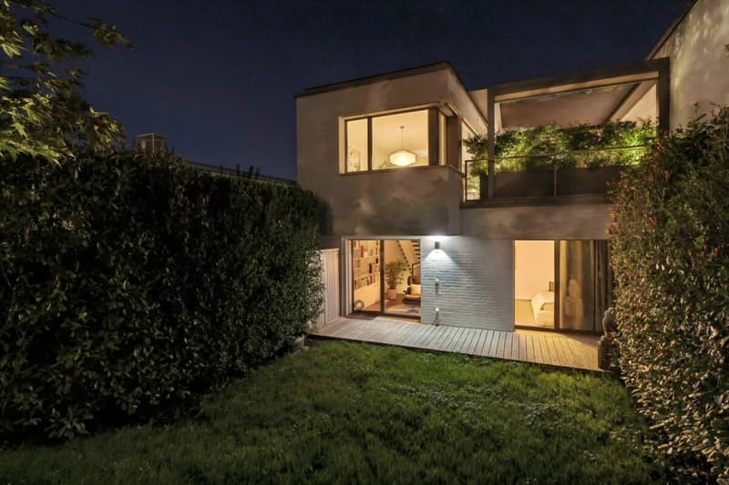 Aussenansicht mit Garten bei Nacht