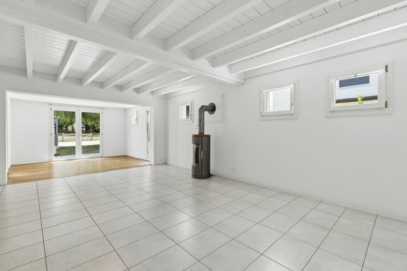 Offenes Wohn- und Esszimmer mit Schwedenofen