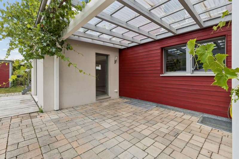 Gedeckte Terrasse mit Zugang ins Wohnzimmer