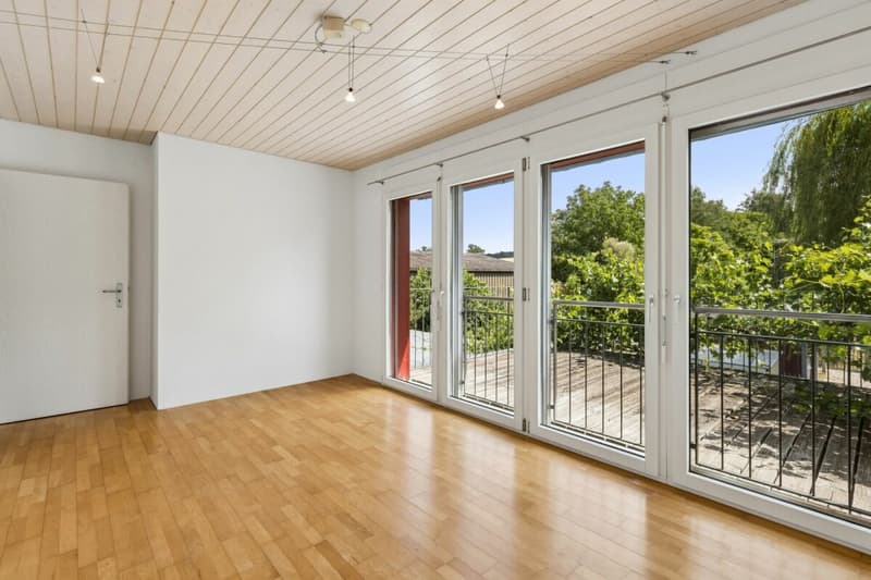 Zimmer mit Zugang zum Balkon