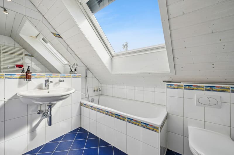 Badezimmer mit Dusche und Badewanne