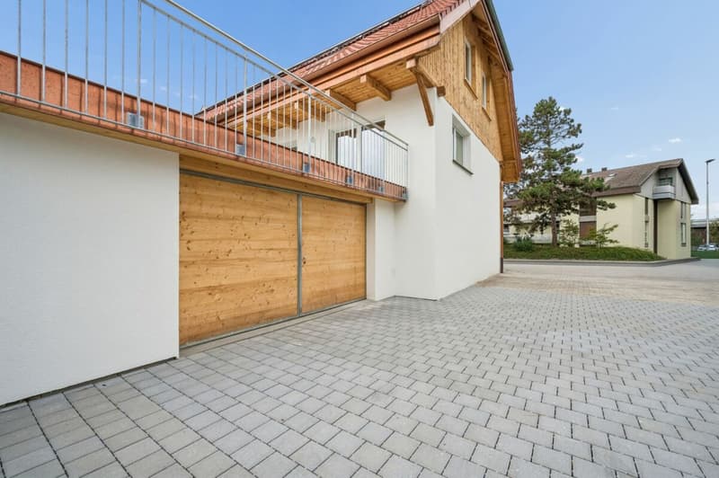 Vorplatz und Doppelgarage