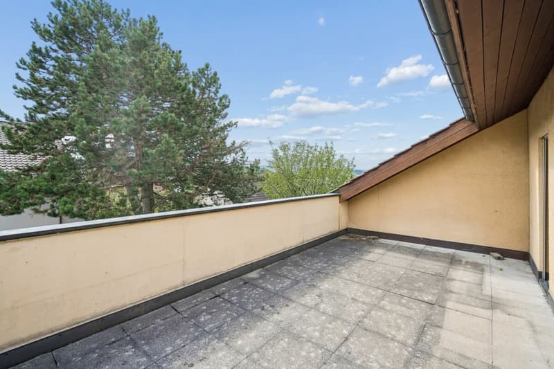 Grossflächiger Balkon mit Weitsicht