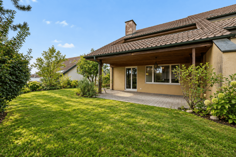Aussenansicht mit Garten und gedecktem Sitzplatz