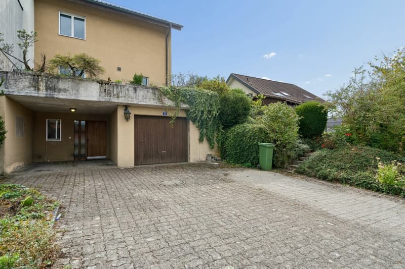 Vorplatz mit Garage