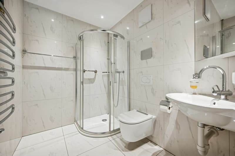 Badezimmer mit Dusche