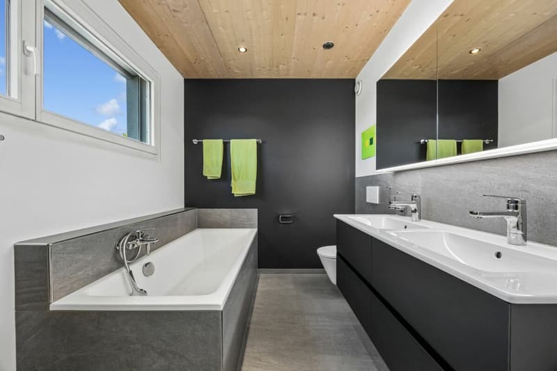 Badezimmer mit Badewanne und Dusche