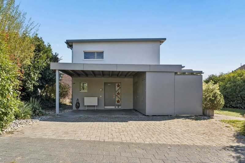 Aussenansicht mit Vorplatz und Carport