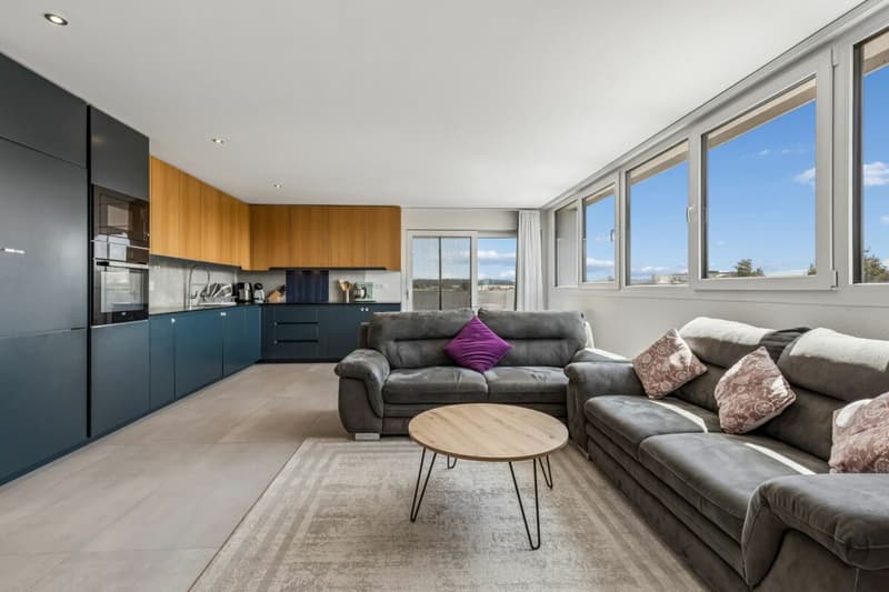 Wohn- und Esszimmer mit offener Küche