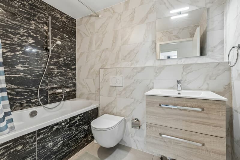 Badezimmer mit Badewanne