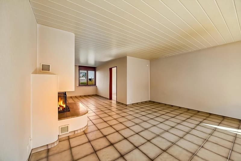 Offenes Wohn- und Esszimmer mit Cheminée