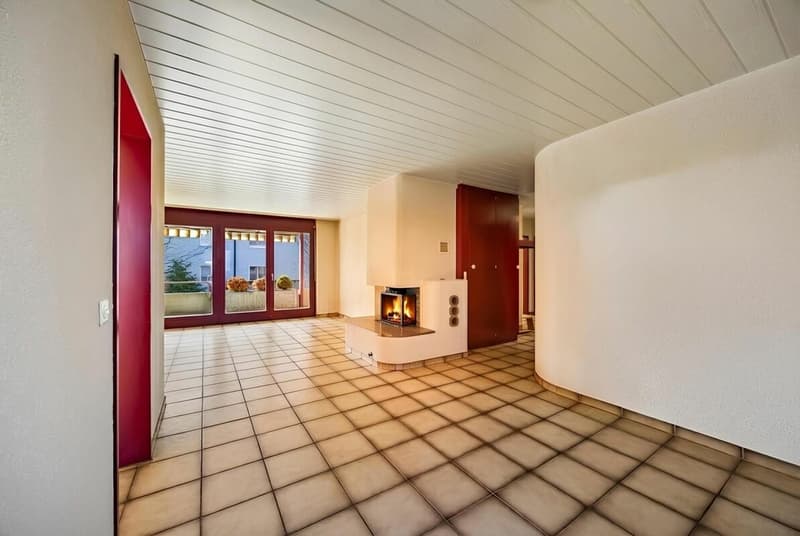 Offenes Wohn- und Esszimmer mit Cheminée