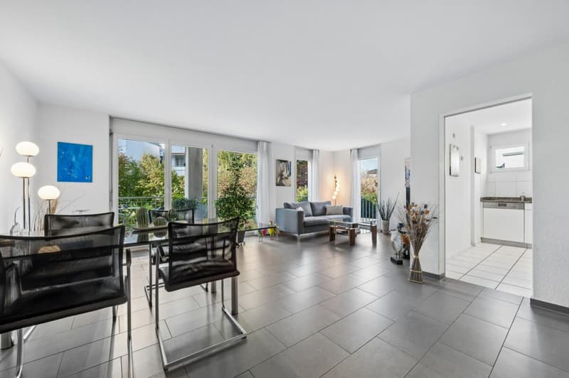 Ess- und Wohnzimmer mit Zugang zum Balkon