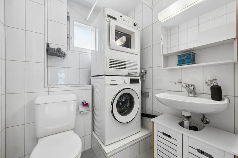 Toilette mit Waschturm