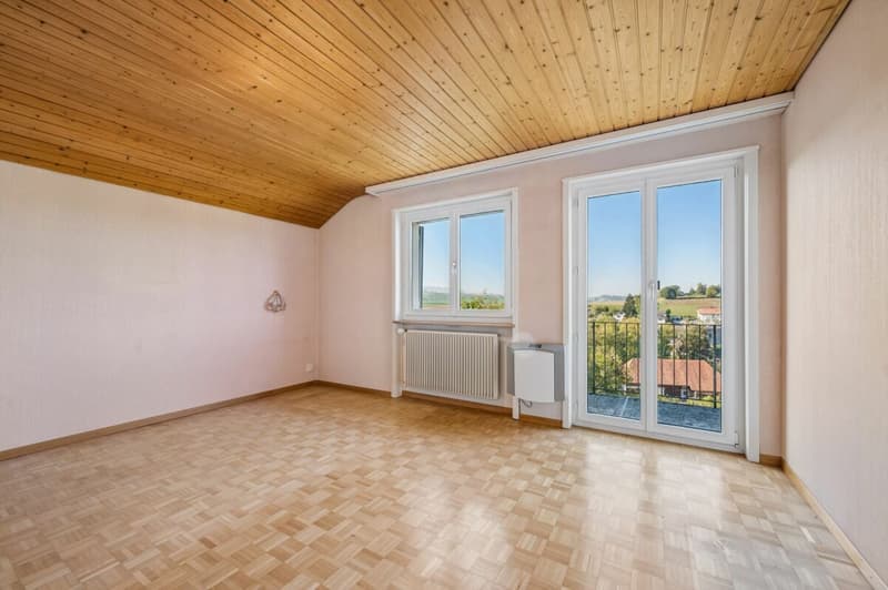 Zimmer mit Zugang zum Balkon
