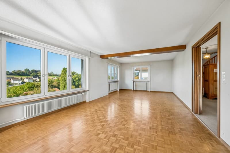 Helles Wohn- und Esszimmer