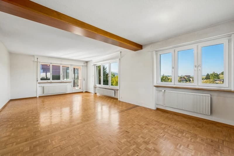 Helles Wohn- und Esszimmer