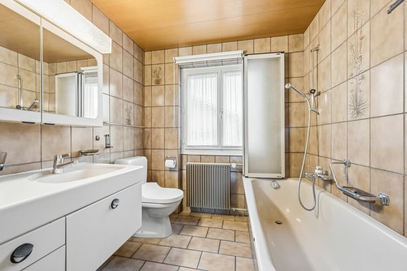 Badezimmer mit Badewanne