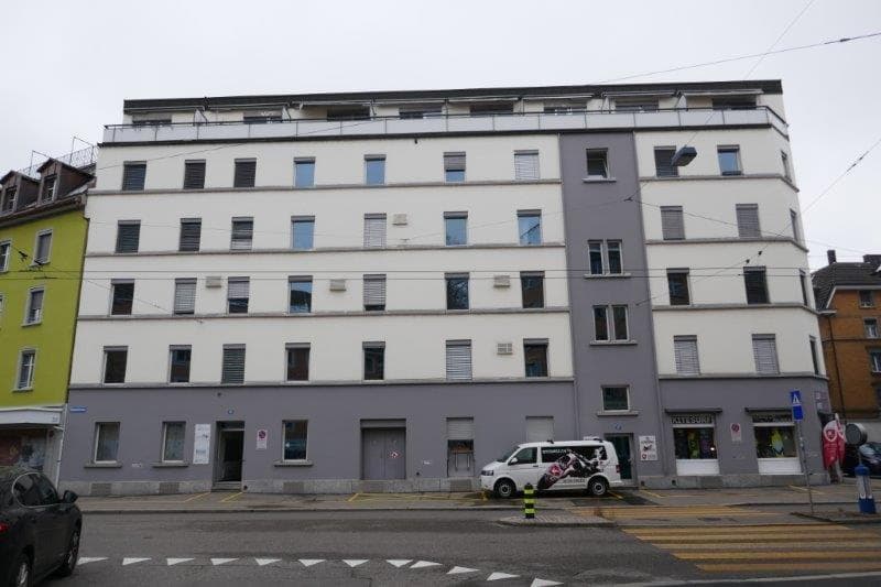 Erstbezug! Neurenovierte 1-Zimmerwohnung mit Balkon an der Steinstrasse 35 in Zürich (1)